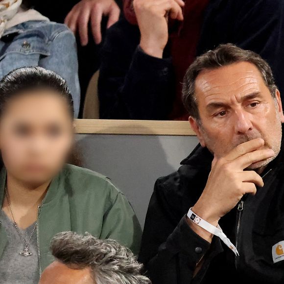 Gilles Lellouche et sa fille Ava dans les tribunes des Internationaux de France de tennis de Roland Garros 2024 à Paris, France, le 2 juin 2024. © Jacovides-Moreau/Bestimage