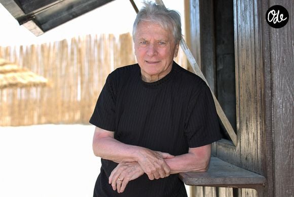 Il a notamment signé les bandes originales de Lawrence d’Arabie et du Docteur Jivago.

Le compositeur français Maurice Jarre pose lors du premier Festival international de télévision de Djerba, à Djerba (Tunisie), le 30 avril 2006. 

Photo par Bruno Klein/ABACAPRESS.COM