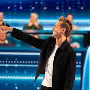 À titre d'exemple, lorsqu'il animait "Slam", sa rémunération de 600 euros par numéro lui assurait déjà près de 12 000 euros mensuels.

Exclusif - Cyril Féraud lors de l'enregistrement de l'émission "100% Logique", présentée par C.Féraud et diffusée le 24 janvier 2026 sur France 2, à Saint Denis, France, le 28 novembre 2025. © Jeremy Melloul/Bestimage