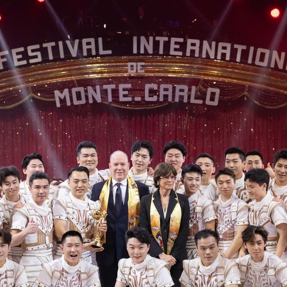 L'occasion pour Stéphanie de Monaco, présidente de l'événement d'être immortalisée aux côtés d'innombrables artistes !

Le Prince Albert II de Monaco et la Princesse Stéphanie de Monaco remettent le « Clown d’Or » à la « China National Acrobatic Troup » - Soirée de clôture du 47ème Festival International du Cirque de Monte-Carlo sous le chapiteau de Fontvieille à Monaco, le 21 janvier 2025. © Olivier Huitel / Pool Monaco / Bestimage