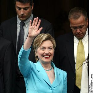 Hillary Clinton à la sortie de l’Hôtel George V, plan serré.
Agence / Bestimage.