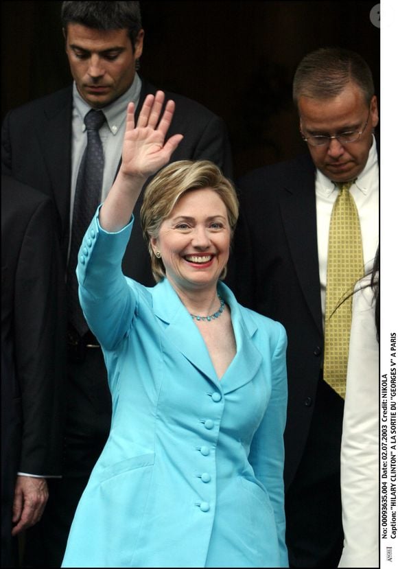 Hillary Clinton à la sortie de l’Hôtel George V, plan serré.
Agence / Bestimage.