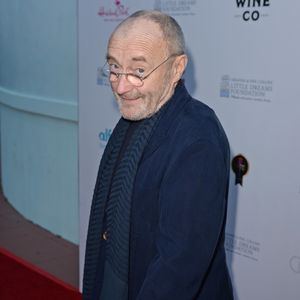 Le musicien, qui fêtera bientôt ses 75 ans, a choisi de parler ouvertement de ses problèmes de santé.
Phil Collins au photocall de la soirée de gala "Dreaming on the Beach" à Miami. Photo par Backgrid USA / Bestimage
