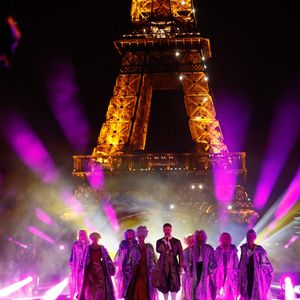 Exclusif - Emmanuel Moire et la troupe de la comédie musicale "Le Roi Soleil" - Tournage de l'émission "La grande soirée du 31 décembre de Paris" au Musée du Quai Branly à Paris, diffusée le 31 décembre sur France 2
© Christophe Clovis / Bestimage