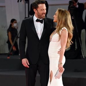 “Mais honnêtement, comme je l’ai dit, la vérité est bien plus banale qu’on ne le croit ou qu’on ne le pense”, poursuit Ben Affleck

Ben Affleck et Jennifer Lopez affichent leur amour retrouvé sur le red carpet du film "The last Duel" lors du 78ème festival international du film de Venise, la Mostra le 10 septembre 2021. © Future-Image via ZUMA Press / Bestimage
