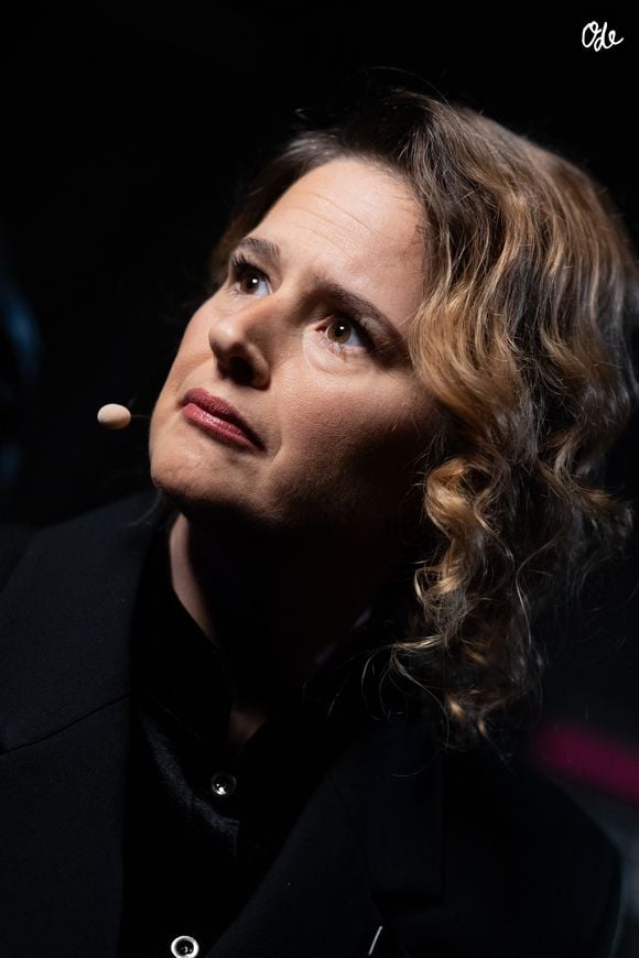 Le couple a ensuite accueilli leur fille en 2020. Le 9 mars 2026, l'humoriste avait annoncé dans "Les Grosses Têtes" qu'ils s'étaient séparés.

Exclusif -  Elodie Poux - Backstage avec les invités pour l'enregistrement de l'émission "La chanson secrète N°14", présentée par N.Aliagas et diffusée le 26 décembre sur TF1, à Paris, France, le 9 décembre 2025. © Jacovides-Moreau/Bestimage