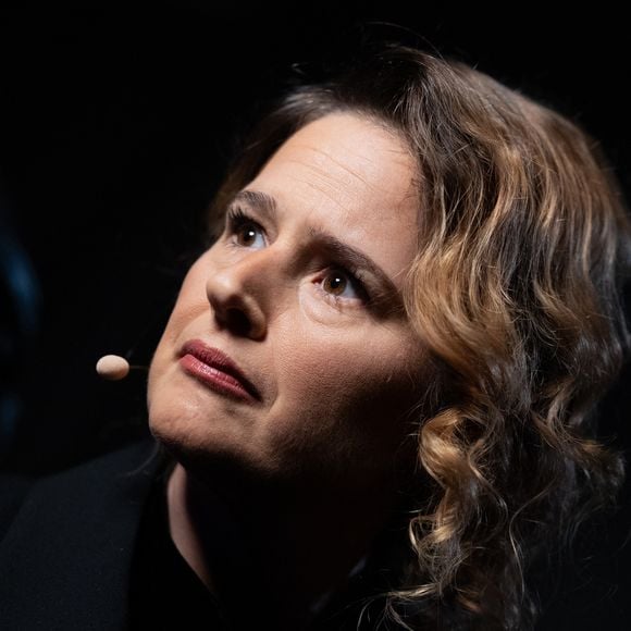 Le couple a ensuite accueilli leur fille en 2020. Le 9 mars 2026, l'humoriste avait annoncé dans "Les Grosses Têtes" qu'ils s'étaient séparés.

Exclusif -  Elodie Poux - Backstage avec les invités pour l'enregistrement de l'émission "La chanson secrète N°14", présentée par N.Aliagas et diffusée le 26 décembre sur TF1, à Paris, France, le 9 décembre 2025. © Jacovides-Moreau/Bestimage