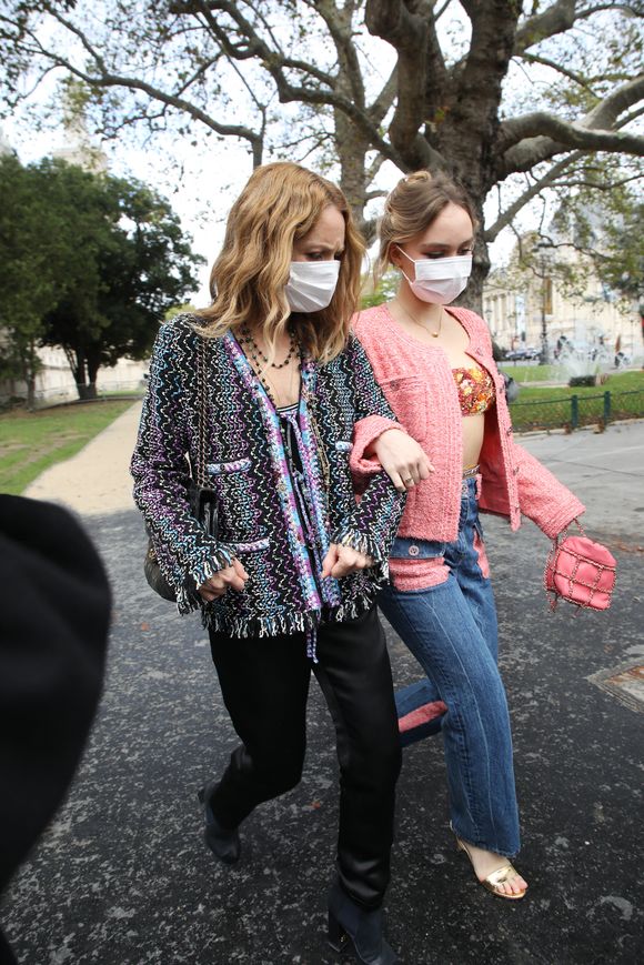 Vanessa Paradis et sa fille Lily-Rose Depp à la sortie du défilé de mode prêt-à-porter printemps-été 2021 "Chanel" au Grand Palais à Paris. Le 6 octobre 2020
