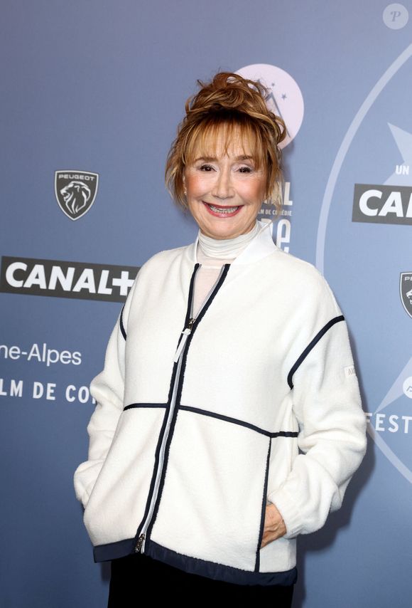 Née à Gap, elle a passé une partie de son enfance à Nice.

Marie-Anne Chazel - Tapis rouge de la cérémonie d'ouverture du 29ème Festival International du Film de Comédie de l'Alpe d'Huez le 19 Janvier 2026. © Dominique Jacovides/Bestimage