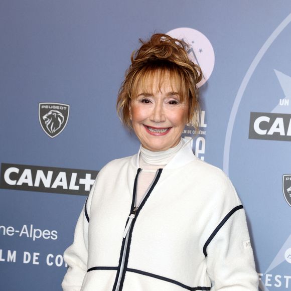 Née à Gap, elle a passé une partie de son enfance à Nice.

Marie-Anne Chazel - Tapis rouge de la cérémonie d'ouverture du 29ème Festival International du Film de Comédie de l'Alpe d'Huez le 19 Janvier 2026. © Dominique Jacovides/Bestimage