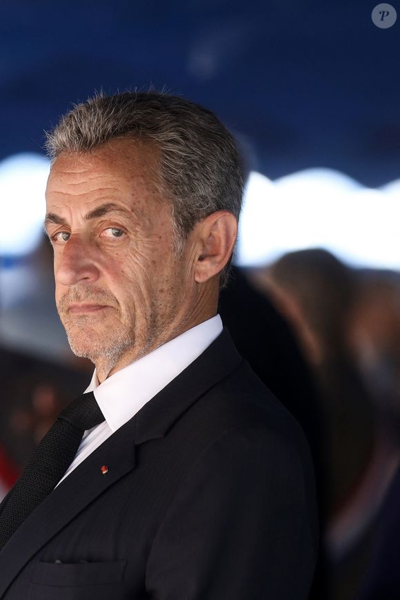 Ce, matin il a évoqué les conditions de sa détention : "J’ai répondu scrupuleusement à toutes les convocations. Je n’avais pas imaginé attendre 70 ans pour connaître la prison. 

Nicolas Sarkozy lors de la cérémonie commémorative du 82ème anniversaire de l'Appel à la résistance du général Charles de Gaulle du 18 juin 1940, au mémorial du Mont-Valérien, à Suresne, France, le 18 juini 2022. © Stéphane Lemouton/Bestimage