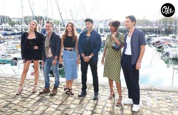 TF1 et STUDIO TF1 ont été informés, vendredi 17 juillet 2026, d’une violente altercation impliquant deux comédiens de la série Ici tout commence, qui s’est déroulée en marge du tournage.

Aurélie Pons, Stéphane Blancafort, Zoï Sévérin, Janis Abrikh, Margaux Aguilar et Tom Darmon au photocall de la série "Ici Tout Commence" lors de la 25ème édition du Festival de la fiction de la Rochelle, France. © Denis Guignebourg/BestImage