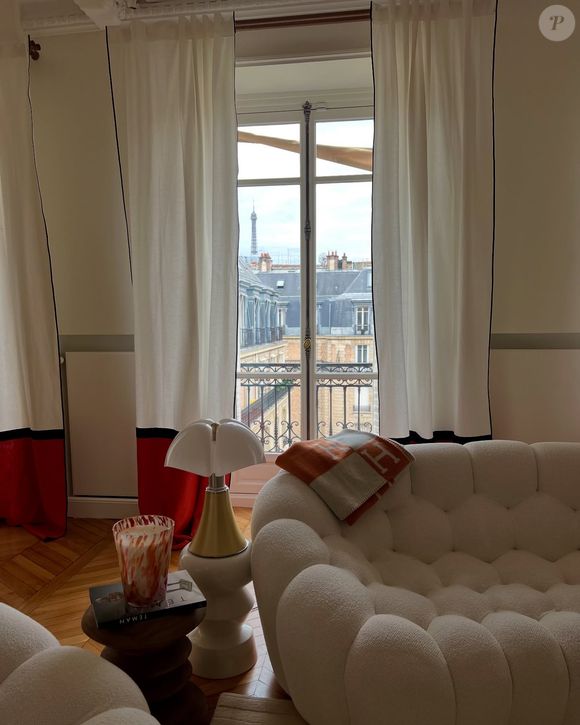 ... qui donne même sur la tour Eiffel.

Appartement de Malika Ménard dans Paris