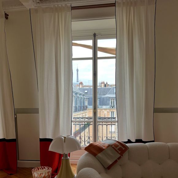 ... qui donne même sur la tour Eiffel.

Appartement de Malika Ménard dans Paris