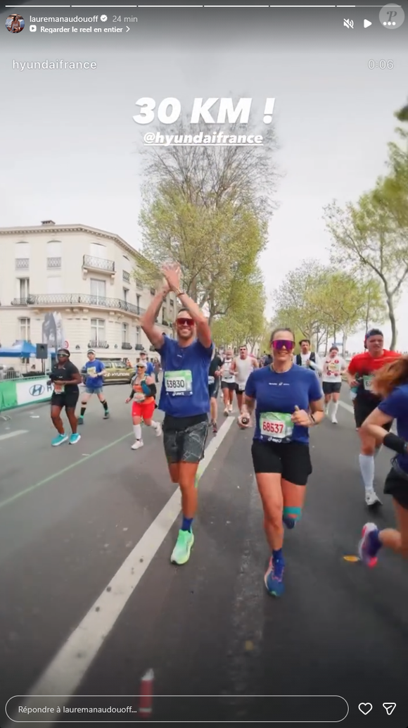 Elle a vu son grand frère Nicolas parcourir les 42,195 km en en 4h30 43s. Frère et sœur se sont suivis jusqu’au bout, affrontant ainsi cette épreuve ensemble, soudés.

Laure Manaudou et son grand frère Nicolas participent à la 49e édition du marathon de Paris dimanche 12 avril 2026