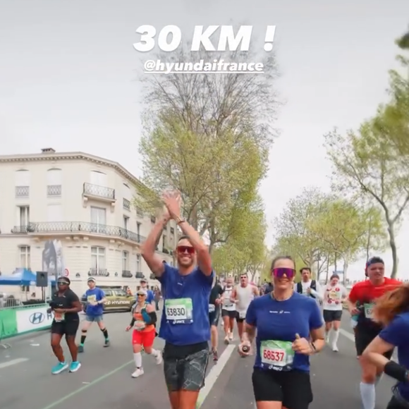 Elle a vu son grand frère Nicolas parcourir les 42,195 km en en 4h30 43s. Frère et sœur se sont suivis jusqu’au bout, affrontant ainsi cette épreuve ensemble, soudés.

Laure Manaudou et son grand frère Nicolas participent à la 49e édition du marathon de Paris dimanche 12 avril 2026