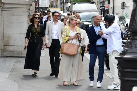 Nadia Fares, Luana et Paul Belmondo - Mariage de Claude Lelouch à la mairie du 18ème à Paris. Le 17 juin 2023 Agence / Bestimage