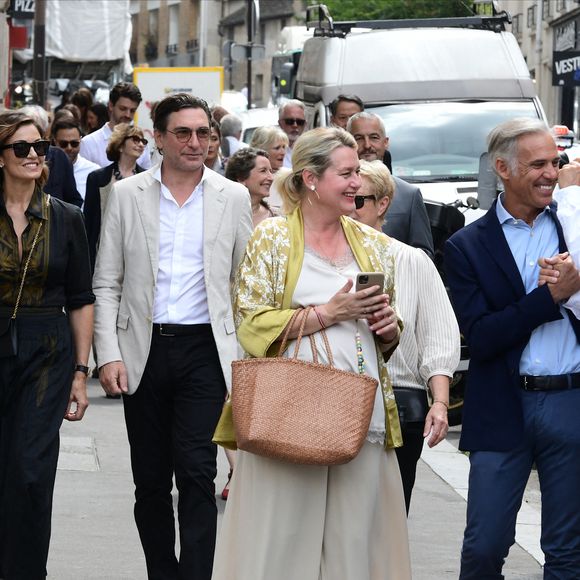 Nadia Fares, Luana et Paul Belmondo - Mariage de Claude Lelouch à la mairie du 18ème à Paris. Le 17 juin 2023 Agence / Bestimage