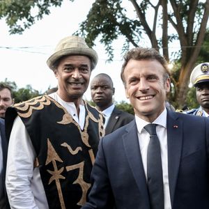 Mais le clou du spectacle, dans cet havre de paix camerounais, c'est l'hôtel. Le lieu propose en effet de luxueuses suites. Emmanuel Macron, en visite au Cameroun, avait visité le domaine, en 2022.

Joalukas Noah, Yannick Noah et le président français Emmanuel Macron - Le président français Emmanuel Macron et Yannick Noah au village Noah pour un débat avec la société civile et un concert, Yaoundé, Cameroun, le 26 juillet 2022. © Stéphane Lemouton/Bestimage