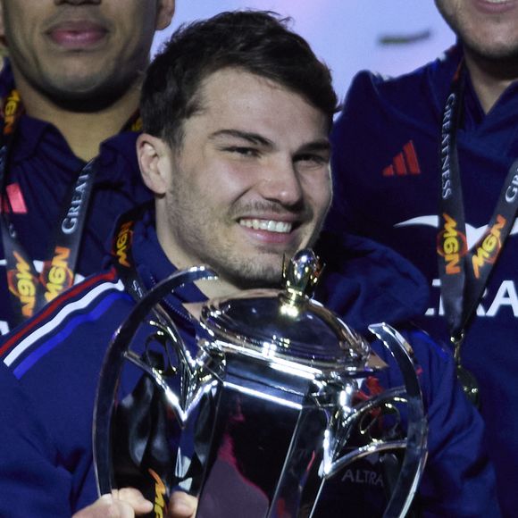 Antoine Dupont avec le trophée du tournoi des Six Nations - La France domine l'Ecosse (35-16) et remporte le Tournoi des 6 Nations au Stade de France à Saint-Denis, Seine Saint-Denis, France, le 15 mars 2025. © Cyril Moreau/Bestimage