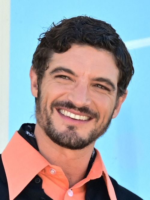 "Ça m'a obligé à prendre soin de moi" : Niels Schneider raconte comment Hiro, né de sa relation avec Virginie Efira, a changé sa vie