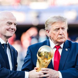 Donald Trump et Gianni Infantino assistent à la cérémonie de remise des médailles et du trophée après la finale de la Coupe du Monde de la FIFA 2026 entre l'Argentine et l'Espagne au New York New Jersey Stadium, à East Rutherford (New Jersey), le 19 juillet 2026, aux États-Unis. SPP / PsnewZ / Bestimage