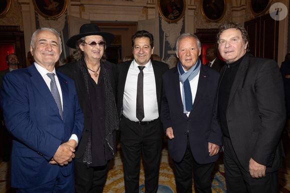 Après un passage à vide, Marc Veyrat démarre une nouvelle aventure culinaire. 

Exclusif Guy Savoy, Marc Veyrat, Guy Savoy , Laurent Gerra, guest - Laurent Gerra reçoit la légion d'honneur de la part du grand chancelier F. Lecointre en présence de la première dame, B. Macron au Palais de la Légion d'honneur à Paris

© Cyril Moreau/Bestimage