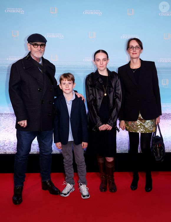Tcheky Karyo est décédé le 31 octobre 2025 à l'âge de 72 ans. 

Tchéky Karyo, sa compagne Valérie Keruzoré et leurs enfants. Tapis rouge lors de la 7e édition du festival Cineroman à Nice le 3 Octobre 2025 . © Bebert-Jacovides/Bestimage