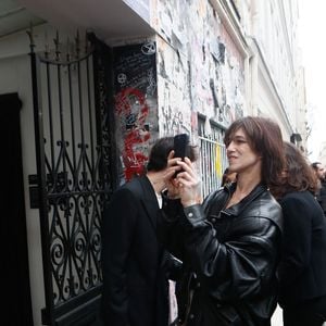 Charlotte Gainsbourg lors de la cérémonie de dévoilement de la plaque "Maison des Illustres" de la Maison Gainsbourg à Paris, France, le 2 avril 2024. © Christophe Clovis/Bestimage