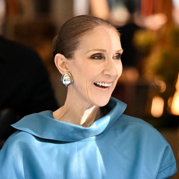 Céline Dion enchaîne les moments de proximité avec son public parisien. 

Céline Dion devant l’hôtel Royal Monceau à Paris.  
© Lionel Urman/Bestimage