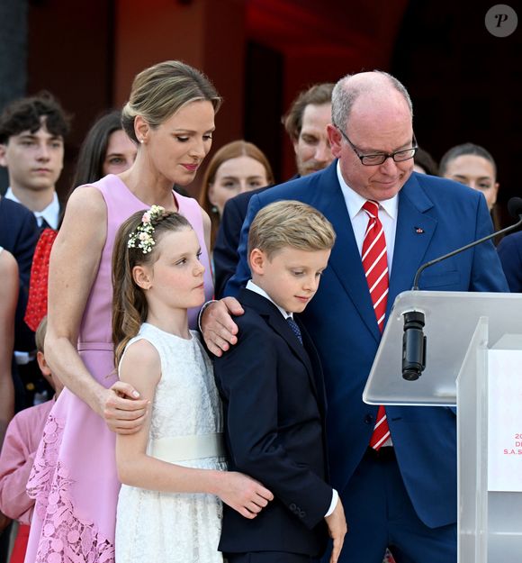 Le prince Albert, Charlene de Monaco, le prince Jacques de Monaco, et la princesse Gabriella de Monaco lors des 20 ans de règne du prince souverain Albert sur la place du Palais à Monaco, le 19 juillet 2025. 

Photo : Bruno Bebert / Bestimage