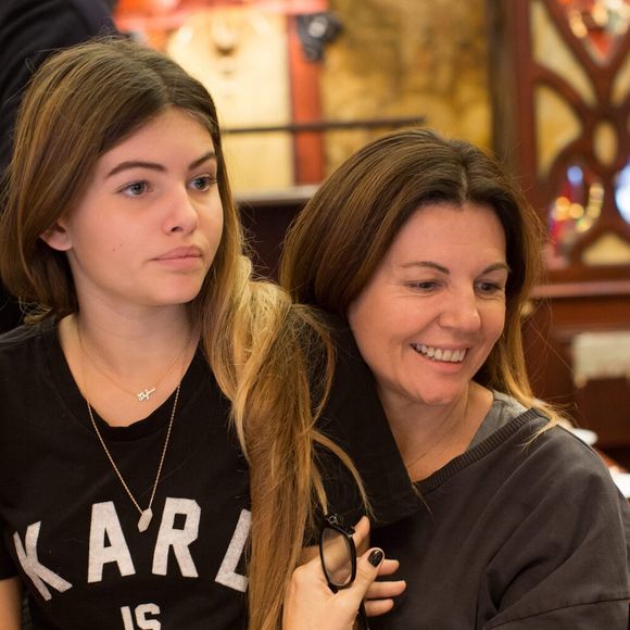 Exclusif - Thylane Blondeau et sa mère Véronika Loubry pendant le petit déjeuner avant de rejoindre le cinéma avant de se rendre à l'avant-première du film "Belle et Sébastien : l'aventure continue" au Gaumont Opéra à Paris, le 29 novembre 2015. © Romuald Meigneux / Bestimage