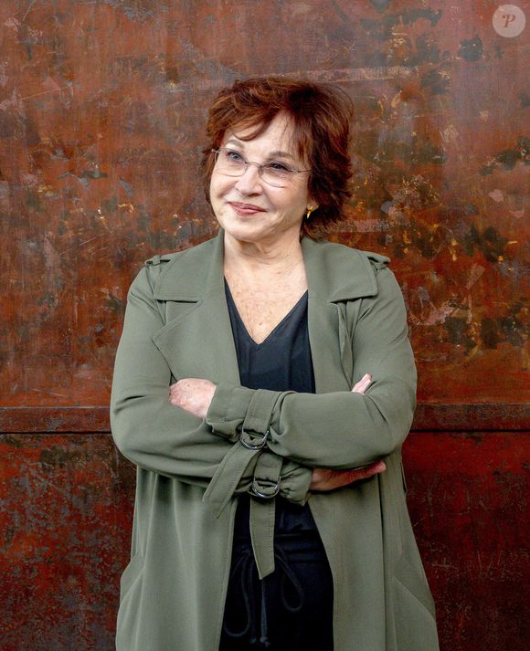 Marlène Jobert devant le premier "décor" de l'histoire du Cinématographe le Hangar apparait en arrière plan du film "La sortie des usines Lumière lors du festival Lumière à Lyon, France, le 21 octobre 2022. © Sandrine Thesillat/Panoramic/Bestimage