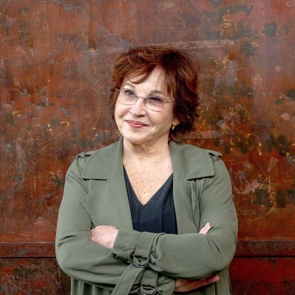 Marlène Jobert devant le premier "décor" de l'histoire du Cinématographe le Hangar apparait en arrière plan du film "La sortie des usines Lumière lors du festival Lumière à Lyon, France, le 21 octobre 2022. © Sandrine Thesillat/Panoramic/Bestimage