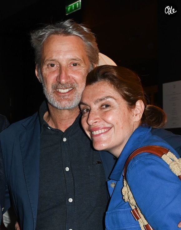 Dans un entretien à Paris Match, ils étaient revenus sur son coup de foudre de 2004, à Canal+, lors de la préparation de la soirée des 20 ans de la chaîne.

Antoine de Caunes et sa femme Daphné Roulier - People à la 100ème du spectacle de Vincent Dedienne "Un soir de gala" aux théâtre Marigny à Paris le 27 juin 2022. © Coadic Guirec/Bestimage