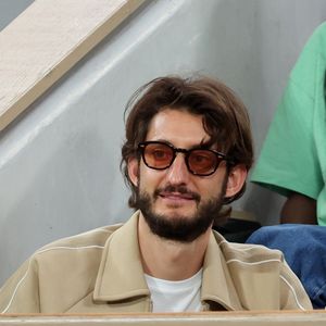 Le comédien a notamment salué la mixité sociale et l'accès indispensable aux arts offerts par ces établissements.

Pierre Niney en tribunes lors des Internationaux de France de Tennis de Roland Garros 2025, à Paris, France, le 6 juin 2025. © Jacovides-Moreau/Bestimage