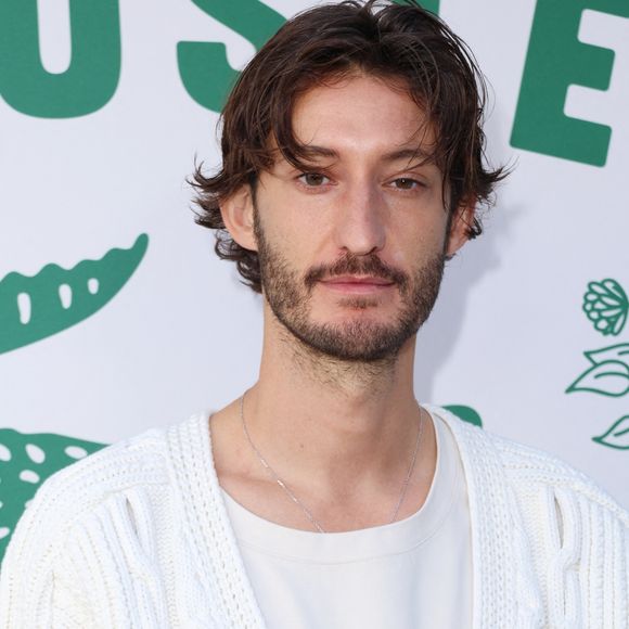 Pierre Niney au photocall du défilé Lacoste Collection Femme Prêt-à-Porter Printemps/Eté 2026 lors de la Fashion Week de Paris (PFW), au Lycée Carnot, à Paris, France, le 5 octobre 2025. © Sam Delpech/Bestimage