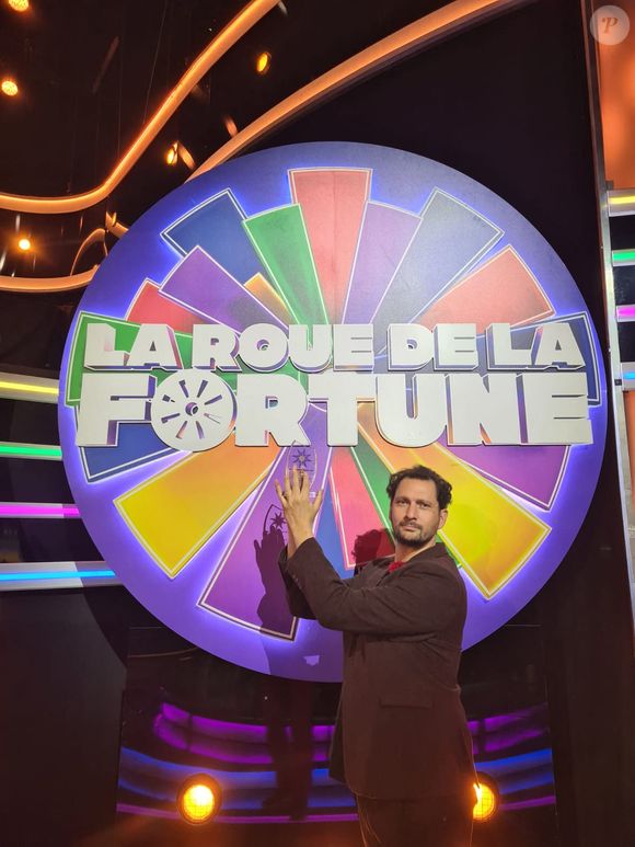 Animateur de "Lego Masters" depuis 2020, de "Les Traîtres" depuis 2022, puis de "Le Juste Prix" et "La Roue de la fortune", Éric Antoine est l’une des figures incontournables de M6...

Exclusif - Éric Antoine a reçu son prix sur le plateau de La Roue De La Fortune. Paris le 12 juin 2025 - © Jack Tribeca / Bestimage