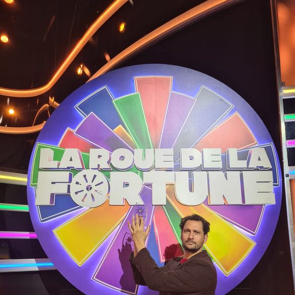 Animateur de "Lego Masters" depuis 2020, de "Les Traîtres" depuis 2022, puis de "Le Juste Prix" et "La Roue de la fortune", Éric Antoine est l’une des figures incontournables de M6...

Exclusif - Éric Antoine a reçu son prix sur le plateau de La Roue De La Fortune. Paris le 12 juin 2025 - © Jack Tribeca / Bestimage