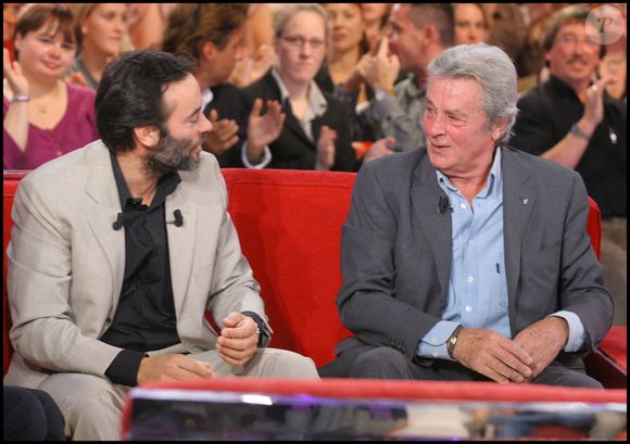 Anthony Delon et son père Alain Delon sur le plateau de "Vivement dimanche" le 24 septembre 2008. © Guillaume Gaffiot/bestimage