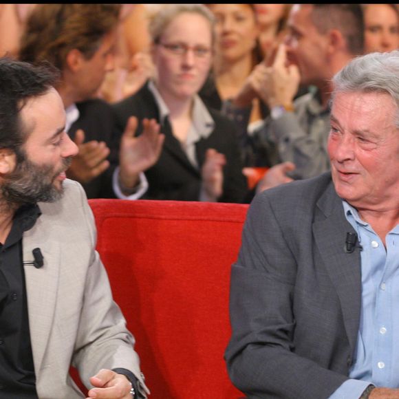 Anthony Delon et son père Alain Delon sur le plateau de "Vivement dimanche" le 24 septembre 2008. © Guillaume Gaffiot/bestimage