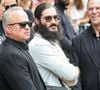 Nelson et Eddy sont restés en retrait, laissant leur mère profiter de ses fans

Eddy Angelil, l'un des enfants de Céline Dion, arrive avec sa mère à leur hôtel à Paris, vendredi 28 août 2026, alors que la star prévoit de donner une série de 16 concerts en France, après plus de six années loin de la scène. 

©  CYRIL MOREAU / BESTIMAGE