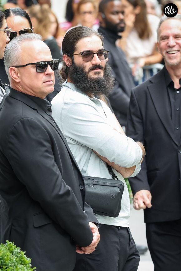 Nelson et Eddy sont restés en retrait, laissant leur mère profiter de ses fans

Eddy Angelil, l'un des enfants de Céline Dion, arrive avec sa mère à leur hôtel à Paris, vendredi 28 août 2026, alors que la star prévoit de donner une série de 16 concerts en France, après plus de six années loin de la scène. 

©  CYRIL MOREAU / BESTIMAGE