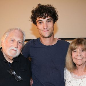 Un ex-chroniqueur de BFMTV, Pablo Pillaud-Vivien, a fait une apparition au spectacle de Chantal Goya, "50 ans d'amour", au palais des Congrès à Paris.

. Rédacteur en chef de la revue Regards.fr, il a posé dans les coulisses auprès de la chanteuse et de Jean-Jacques Debout avec son célèbre compagnon Germain Louvet, star de l'Opéra de Paris.  Exclusif - Chantal Goya et Jean-Jacques Debout avec Pablo Pillaud-Vivien - Personnalités au spectacle de Chantal Goya "50 ans d'amour" au palais des Congrès à Paris.

© Philippe Baldini / Bestimage