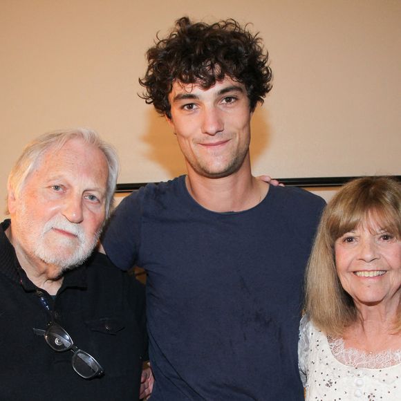 Un ex-chroniqueur de BFMTV, Pablo Pillaud-Vivien, a fait une apparition au spectacle de Chantal Goya, "50 ans d'amour", au palais des Congrès à Paris.

. Rédacteur en chef de la revue Regards.fr, il a posé dans les coulisses auprès de la chanteuse et de Jean-Jacques Debout avec son célèbre compagnon Germain Louvet, star de l'Opéra de Paris.  Exclusif - Chantal Goya et Jean-Jacques Debout avec Pablo Pillaud-Vivien - Personnalités au spectacle de Chantal Goya "50 ans d'amour" au palais des Congrès à Paris.

© Philippe Baldini / Bestimage