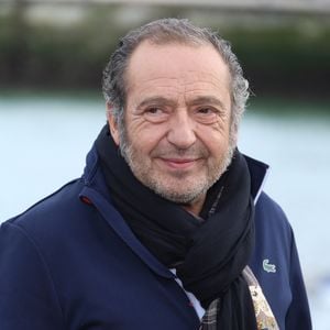 Très attaché à Uzès qui l'a adopté, il privilégie désormais le partage et la transmission culturelle plutôt que sa propre mise en avant.

Patrick Timsit - Photocall du film "Les disparues de la gare" projeté en ouverture du Festival de la fiction TV de La Rochelle le 16 septembre 2025.

© Denis Guignebourg / Bestimage