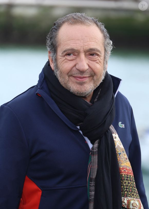 Très attaché à Uzès qui l'a adopté, il privilégie désormais le partage et la transmission culturelle plutôt que sa propre mise en avant.

Patrick Timsit - Photocall du film "Les disparues de la gare" projeté en ouverture du Festival de la fiction TV de La Rochelle le 16 septembre 2025.

© Denis Guignebourg / Bestimage