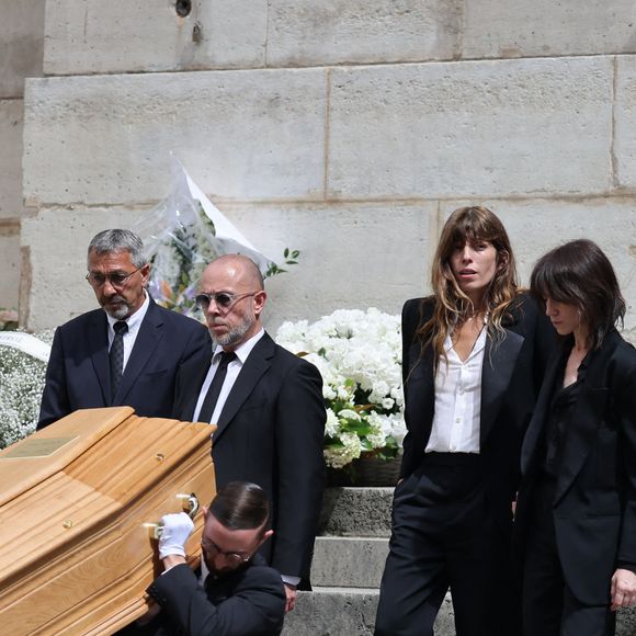 Lou Doillon, Charlotte Gainsbourg, Ben Attal, Roman de Kermadec (fils de Kate Barry) - Sorties des célébrités aux obsèques de Jane Birkin en l'église Saint-Roch à Paris. Le 24 juillet 2023 © Jacovides-KD Niko / Bestimage