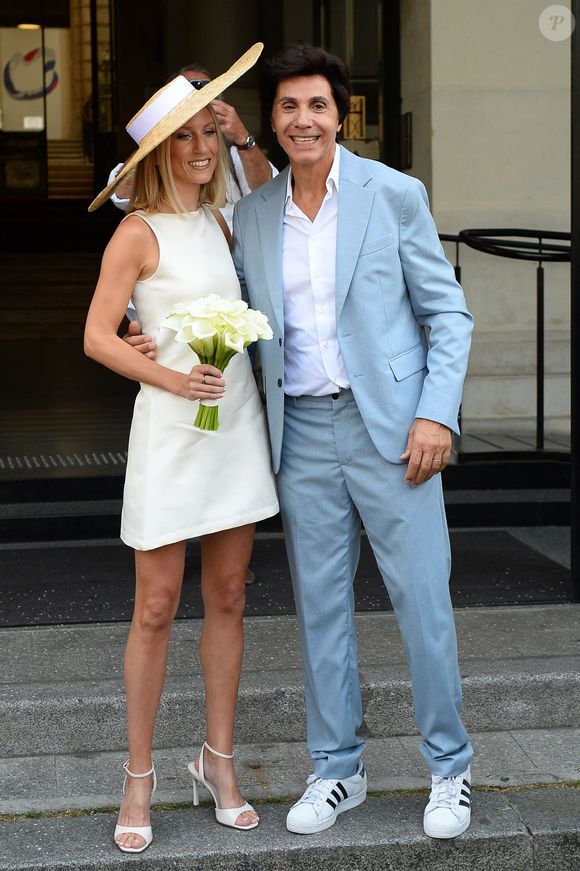Les jeunes mariés, Jean-Luc Lahaye et sa femme Paola (Lahaye-Aubin) à la sortie de la mairie du 18ème arrondissement de Paris - J.L.Lahaye s'est marié en secondes noces avec sa compagne P.Aubin à la mairie du 18ème arrondissement de Paris, le 2 juillet 2025. © Agence / Bestimage