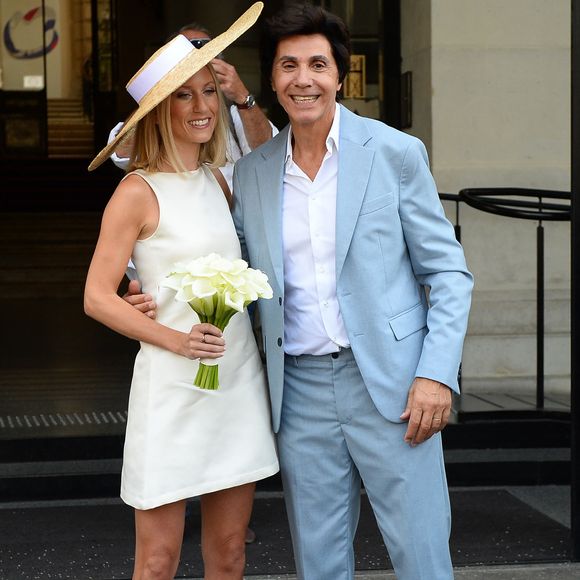 Les jeunes mariés, Jean-Luc Lahaye et sa femme Paola (Lahaye-Aubin) à la sortie de la mairie du 18ème arrondissement de Paris - J.L.Lahaye s'est marié en secondes noces avec sa compagne P.Aubin à la mairie du 18ème arrondissement de Paris, le 2 juillet 2025. © Agence / Bestimage